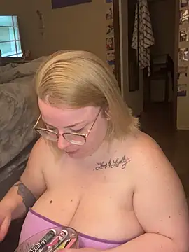 Snapshot of Blondiee_x chatting on March 13, 2025, 1:43 am Blondiee x online show from March 13, 2025, 1:43 am