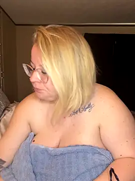 Snapshot of Blondiee_x chatting on October 17, 2025, 4:42 pm Blondiee x online show from October 17, 2025, 4:42 pm