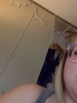 Snapshot of Blondiee_x chatting on September 10, 2025, 5:56 pm Blondiee x online show from September 10, 2025, 5:56 pm