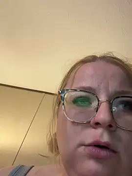 Snapshot of Blondiee_x chatting on January 3, 2025, 2:32 am Blondiee x online show from January 3, 2025, 2:32 am