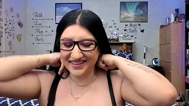 Snapshot of Rayna chatting on February 20, 2025, 10:15 pm Rayna online show from February 20, 2025, 10:15 pm