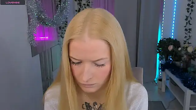 Laly Peach online show from December 21, 2025, 4:30 pm