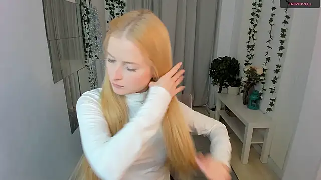 Laly Peach online show from December 17, 2025, 5:07 pm