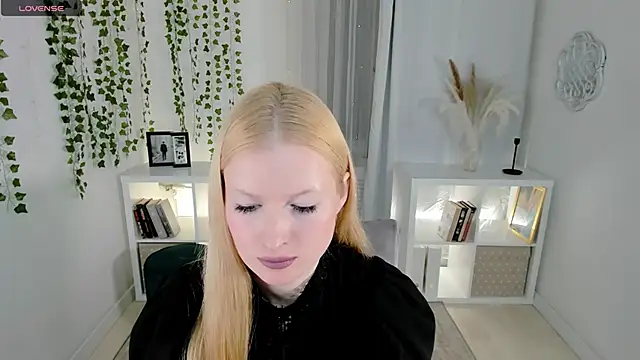 Laly Peach online show from November 14, 2025, 12:31 pm