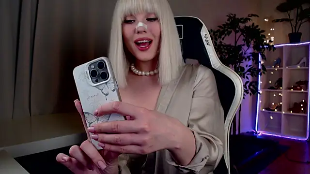 Snapshot of Queensy_Sins chatting on March 1, 2026, 5:02 pm Queensy Sins online show from March 1, 2026, 5:02 pm