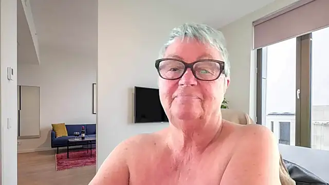 GrannyChrissy68 online show from May 6, 2026, 1:37 pm