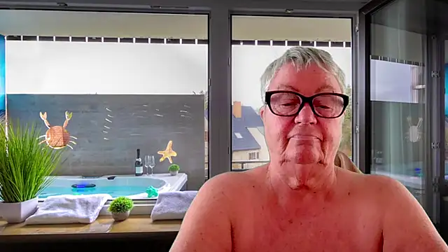 GrannyChrissy68 online show from May 16, 2026, 1:10 pm