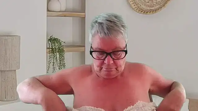 GrannyChrissy68 online show from May 7, 2026, 9:18 pm