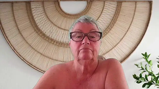 GrannyChrissy68 online show from May 13, 2026, 2:02 pm