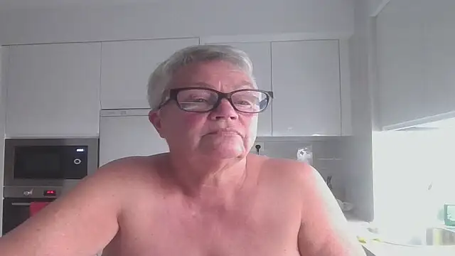 GrannyChrissy68 online show from October 9, 2025, 7:47 pm