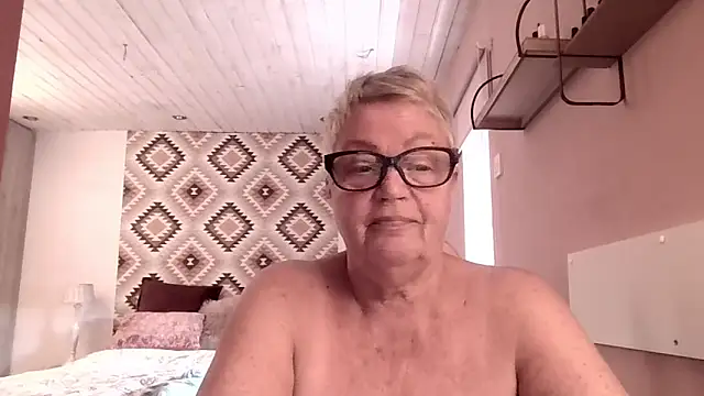GrannyChrissy68 online show from February 28, 2026, 1:44 pm