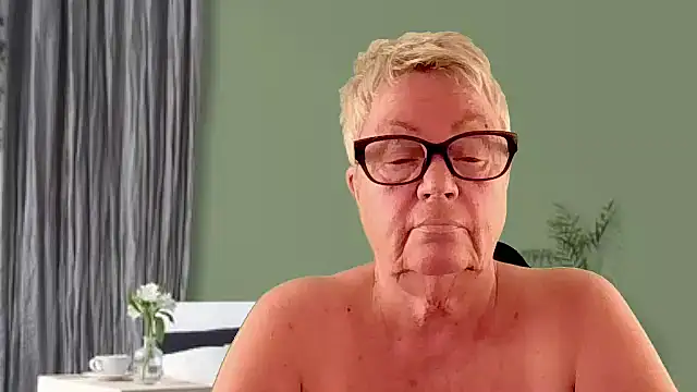 GrannyChrissy68 online show from April 7, 2026, 8:43 pm