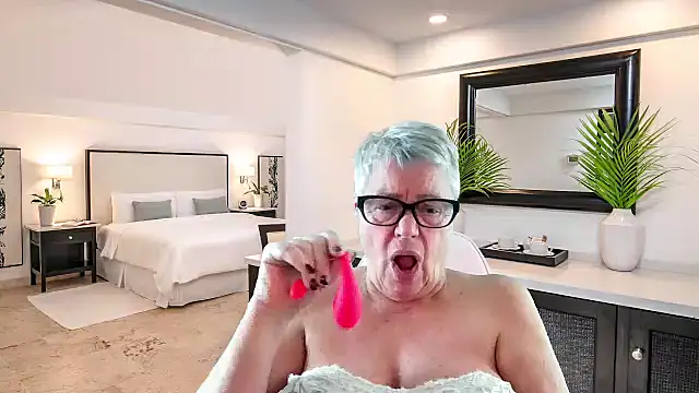 GrannyChrissy68 online show from December 22, 2025, 2:50 pm