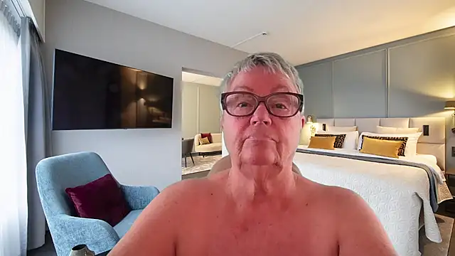 GrannyChrissy68 online show from May 19, 2026, 2:35 pm