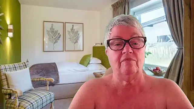 GrannyChrissy68 online show from May 1, 2026, 2:33 pm