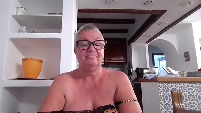 GrannyChrissy68 online show from October 24, 2025, 10:09 pm