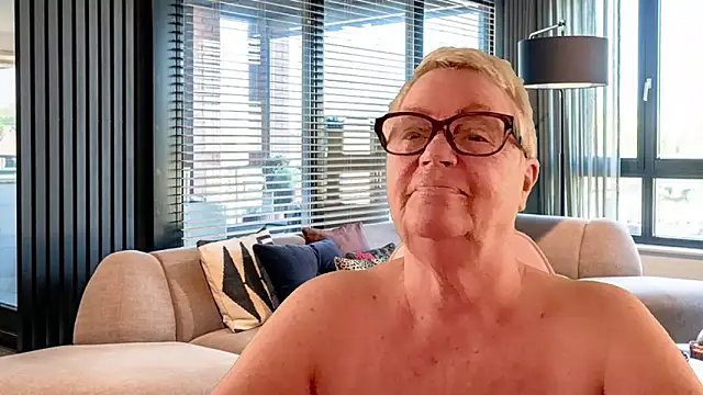 GrannyChrissy68 online show from April 4, 2026, 1:28 pm