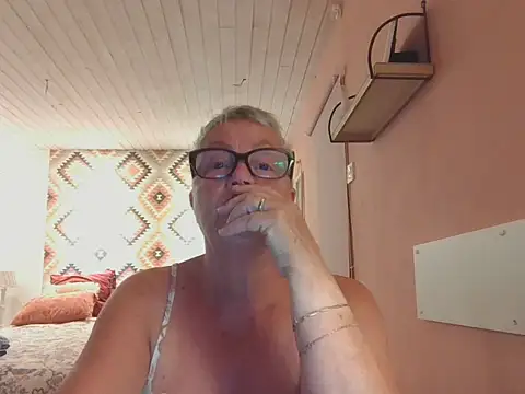 GrannyChrissy68 online show from November 7, 2025, 3:16 pm