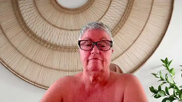 GrannyChrissy68 online show from May 15, 2026, 9:24 pm