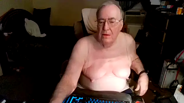 Snapshot of Toastir chatting on December 23, 2024, 10:33 pm Toastir online show from December 23, 2024, 10:33 pm