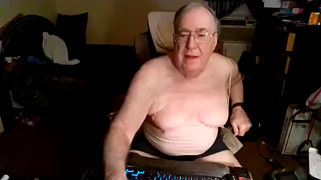 Snapshot of Toastir chatting on December 24, 2024, 2:10 am Toastir online show from December 24, 2024, 2:10 am