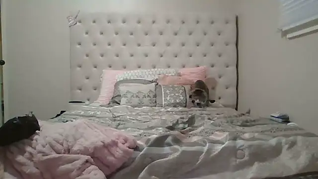 Snapshot of beautylovess chatting on December 13, 2025, 8:04 pm beautylovess online show from December 13, 2025, 8:04 pm