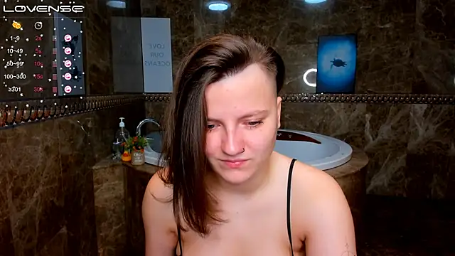 MelindaTin online show from November 12, 2025, 1:10 am