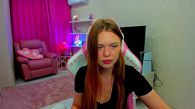 Strawberrye online show from November 12, 2025, 3:32 am