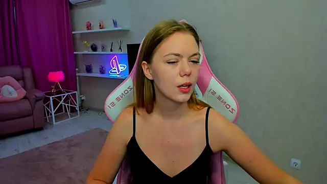 Strawberrye online show from May 8, 2026, 3:21 am