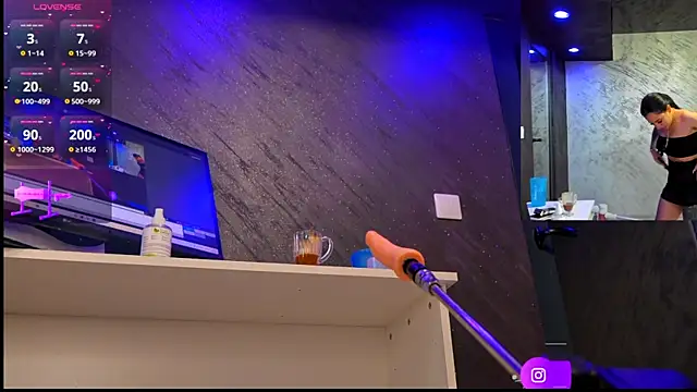 Snapshot of im-your-lovee chatting on April 13, 2026, 6:17 am im-your-lovee online show from April 13, 2026, 6:17 am