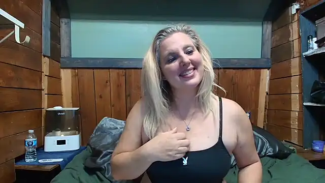 Snapshot of lisaxlovexxx chatting on May 3, 2026, 1:44 am lisaxlovexxx online show from May 3, 2026, 1:44 am