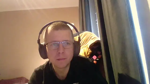 Snapshot of David250692 chatting on December 19, 2025, 8:06 am David250692 online show from December 19, 2025, 8:06 am