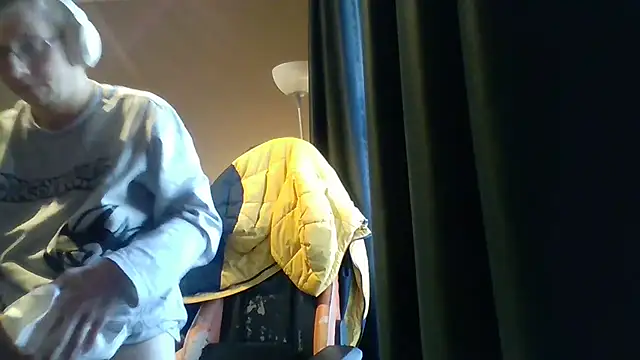 Snapshot of David250692 chatting on December 17, 2025, 10:42 am David250692 online show from December 17, 2025, 10:42 am