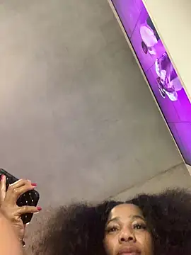 Snapshot of CurvyDesire1 chatting on September 11, 2025, 1:44 pm CurvyDesire1 online show from September 11, 2025, 1:44 pm