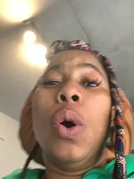 Snapshot of CurvyDesire1 chatting on October 5, 2025, 9:22 am CurvyDesire1 online show from October 5, 2025, 9:22 am