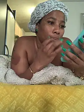 Snapshot of CurvyDesire1 chatting on March 19, 2025, 1:07 pm CurvyDesire1 online show from March 19, 2025, 1:07 pm