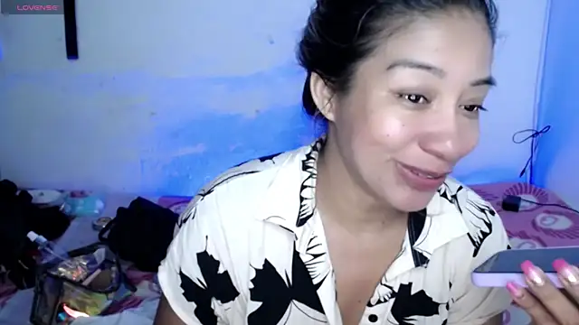 ninatiny online show from April 15, 2026, 11:49 am