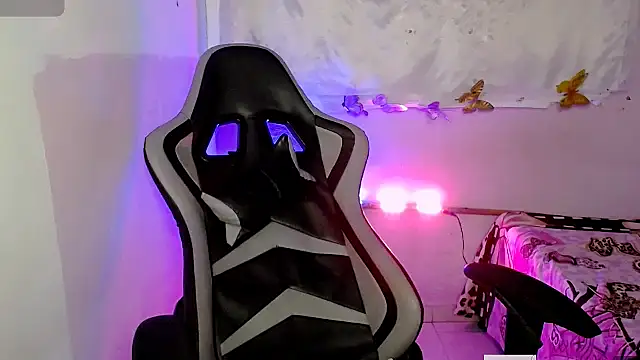 ninatiny online show from October 30, 2025, 8:23 am