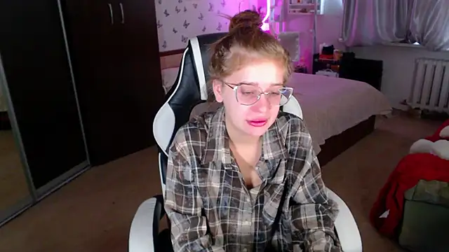 Snapshot of Kira_honeyy chatting on April 30, 2026, 3:46 am Kira honeyy online show from April 30, 2026, 3:46 am