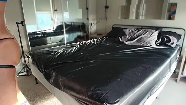 Snapshot of MikyFoxx chatting on December 17, 2025, 10:37 pm MikyFoxx online show from December 17, 2025, 10:37 pm