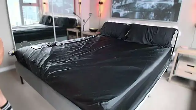 Snapshot of MikyFoxx chatting on December 16, 2025, 10:47 pm MikyFoxx online show from December 16, 2025, 10:47 pm