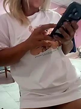 HorneyKitten online show from April 7, 2026, 4:09 pm