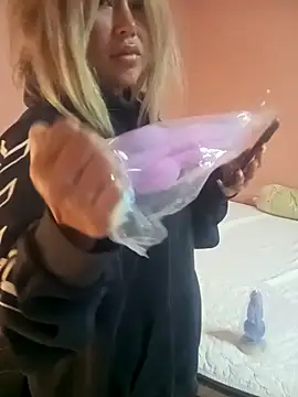 HorneyKitten online show from December 1, 2025, 2:40 pm