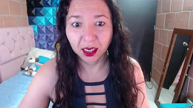 Snapshot of katifoxx chatting on February 17, 2025, 2:49 pm katifoxx online show from February 17, 2025, 2:49 pm