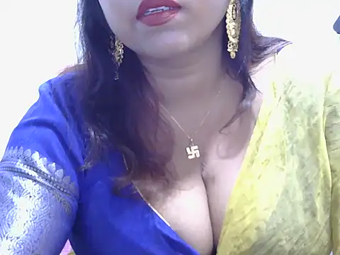 Snapshot of ROSEE_MERRYYYY chatting on May 13, 2026, 6:04 pm ROSEE MERRYYYY online show from May 13, 2026, 6:04 pm