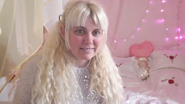 Snapshot of SunnySylvia chatting on March 18, 2026, 6:42 pm SunnySylvia online show from March 18, 2026, 6:42 pm