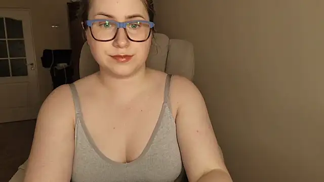 Snapshot of SeasonalSomeone chatting on August 7, 2026, 10:38 pm SeasonalSomeone online show from August 7, 2026, 10:38 pm