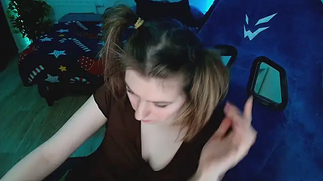 Snapshot of CranberryHot chatting on April 13, 2026, 8:57 pm CranberryHot online show from April 13, 2026, 8:57 pm