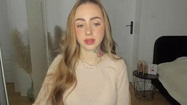 Snapshot of sexyCoralie chatting on February 3, 2026, 8:08 am sexyCoralie online show from February 3, 2026, 8:08 am