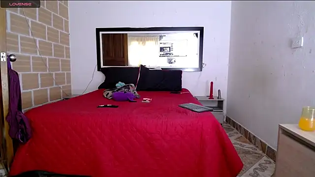 Julieta Rodriguez online show from November 15, 2025, 6:45 pm